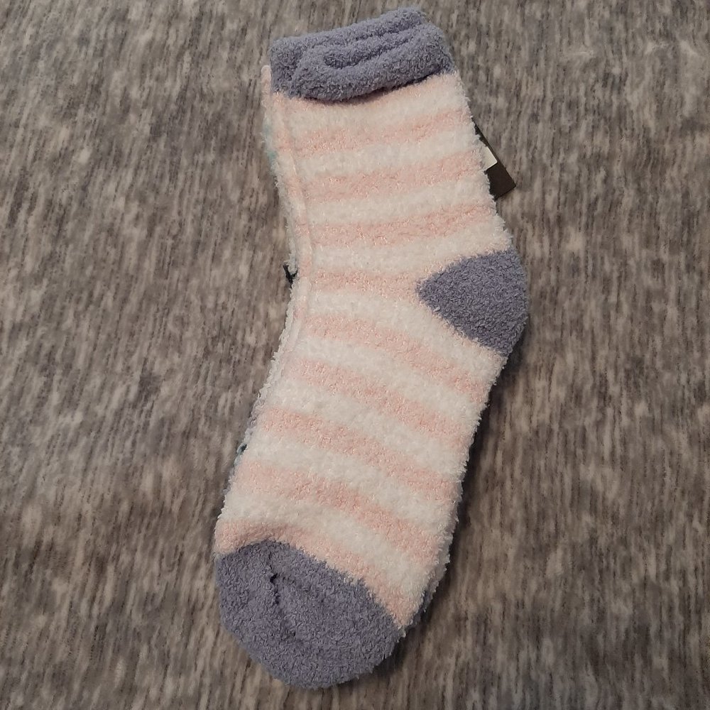 NWT Set of 2 pr Cozy Socks Free Press